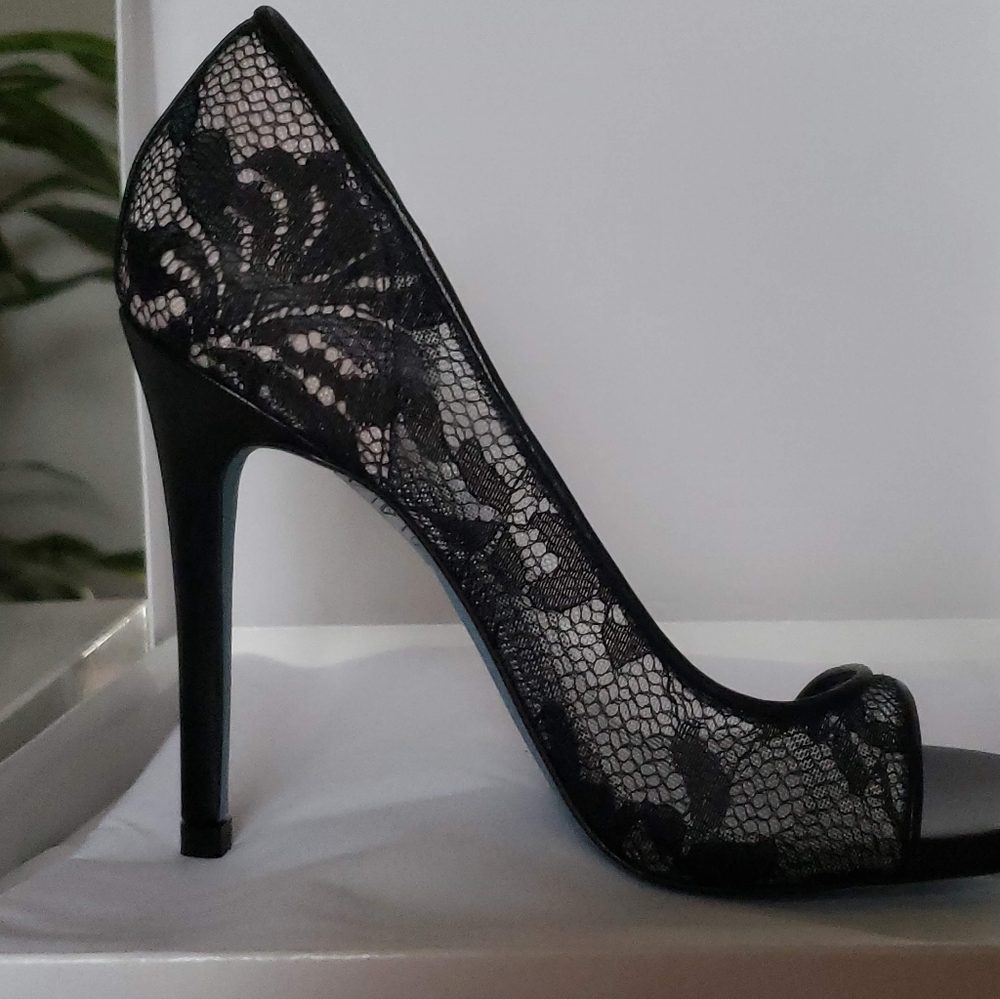 Heels - Picture 3 of 3